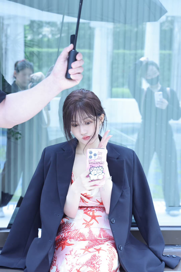 赵露思泳池边玩水自拍好可爱金鱼嘟嘟嘴表情真的好q好像一条美人鱼