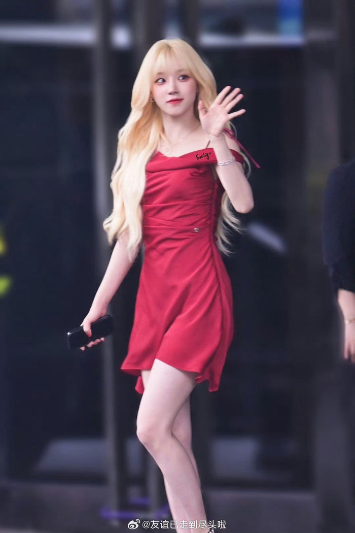 宋雨琦奔跑吧发布会上班红裙金发大波浪太美了