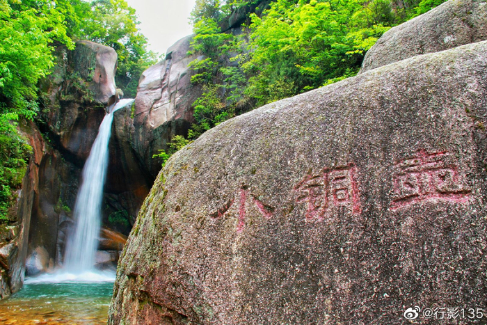 浙江天台山有一处必看的奇观石梁飞瀑