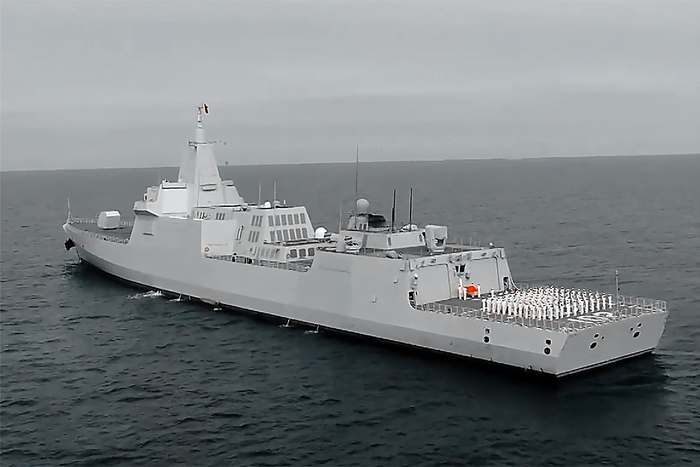 舷号为102中国海军装备的第二艘055型万吨驱逐舰拉萨舰