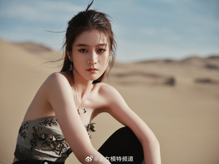 张雪迎抹胸裙沙漠大片