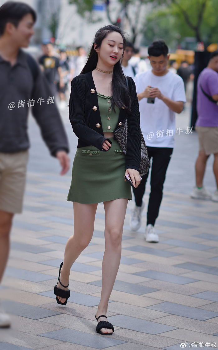 美女穿着法式的一字带高跟鞋出街