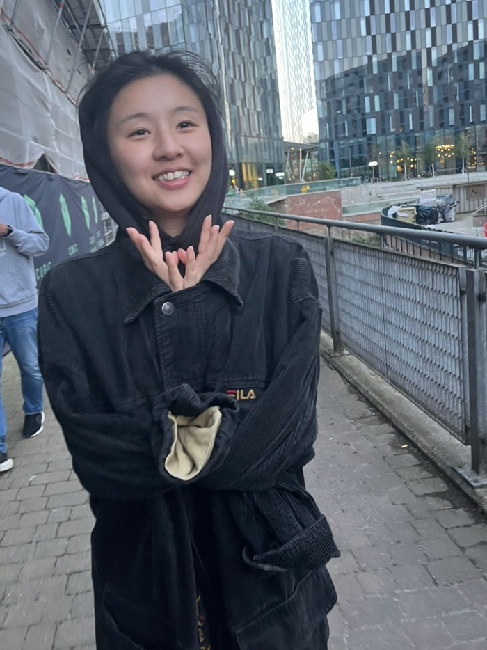 25岁小彩旗晒英国留学毕业照,脸颊圆润似中年人,爸爸弟弟罕见出镜