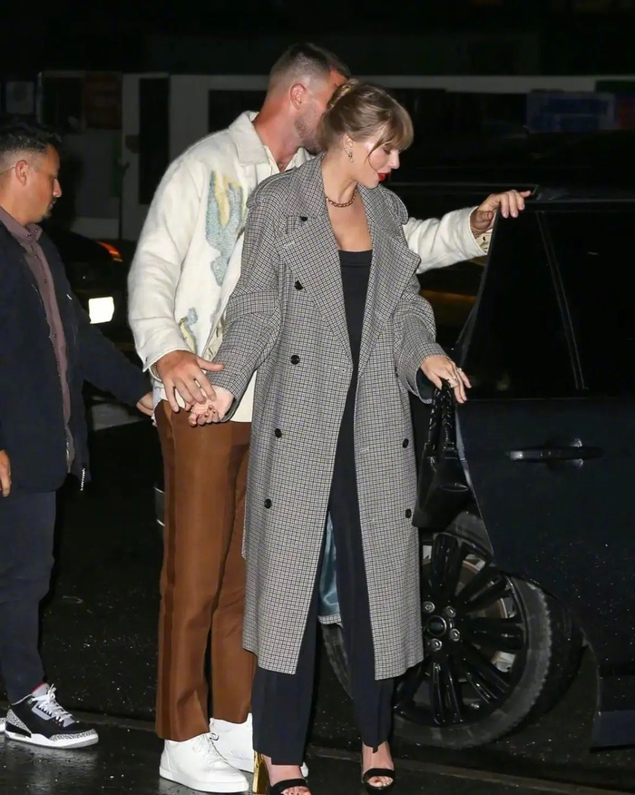 33岁的霉霉taylorswift与新任男友33岁的nfl球星traviskelce