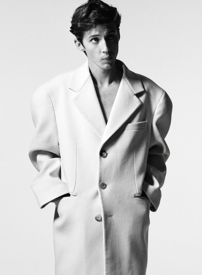 戳爷troyesivan登上了gq德国版最新一期杂志封面