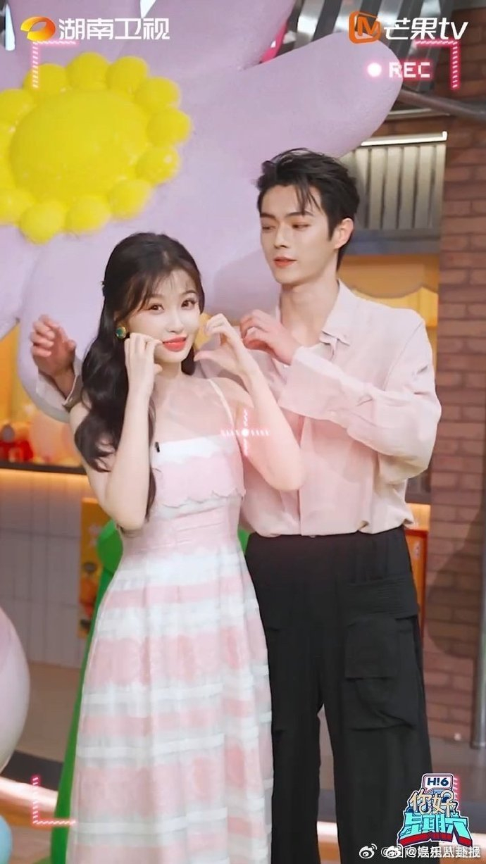 许凯虞书欣合照剪刀手比心充满活力与阳光