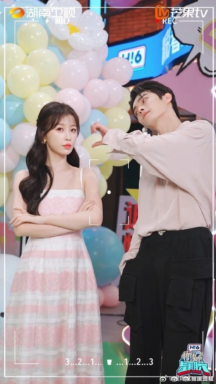 许凯虞书欣同框,剪刀手 比心,帅气与美丽完美结合!