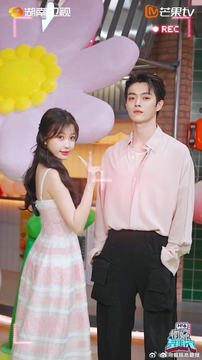 许凯虞书欣合照剪刀手比心充满活力与阳光