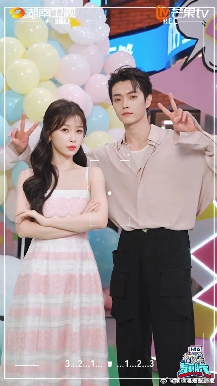 许凯虞书欣合照剪刀手比心充满活力与阳光