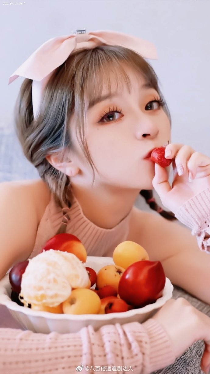 美依礼芽拍了很久的写真俏皮可爱双马尾蝴蝶结抹胸裙