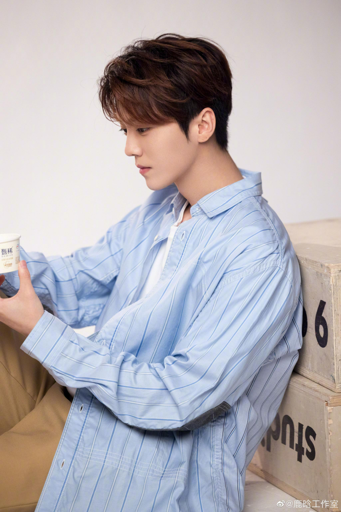 鹿晗工作拍摄花絮图 蓝色西装眼镜造型,清新帅气学长鹿
