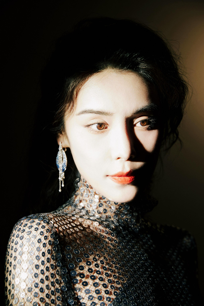 羽毛流苏的娇艳,发丝飞扬的冷傲,诉说故事的凌厉眼神……|韩丹桐|花样