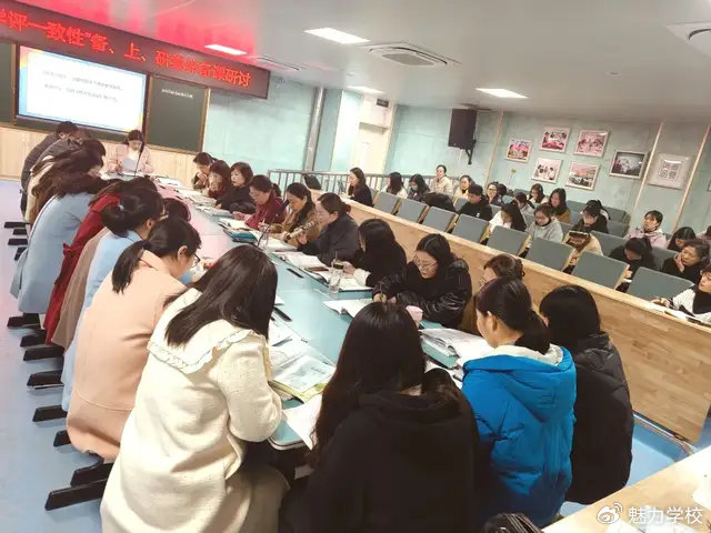 教:引导维持围绕核心素养培育语文课上董老师从课题入手,在整体感知