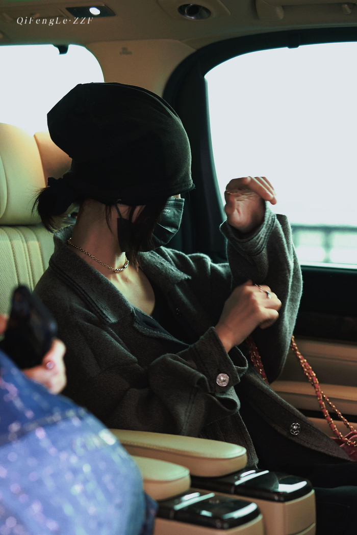 张子枫结束时装周行程返回北京机场路透