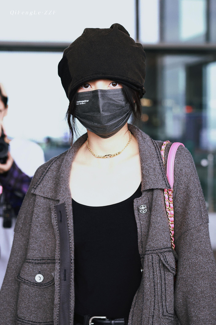 张子枫结束时装周行程返回北京机场路透