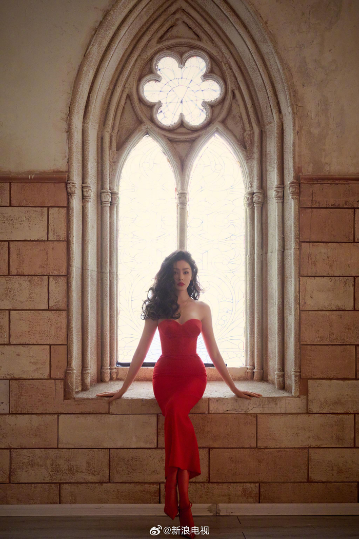 今日,@crystal张天爱 参加微博视界大会的首套造型释出