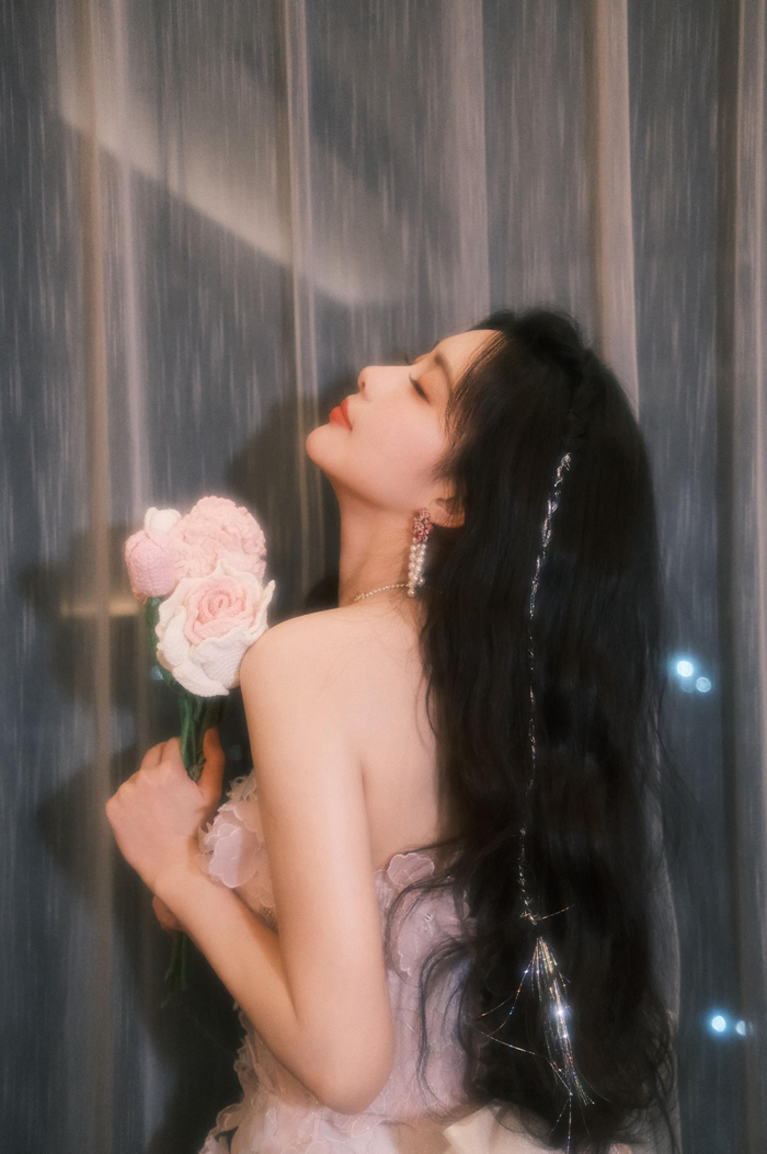 孟子义分享最新粉色抹胸裙造型随拍……|孟子义_新浪新闻