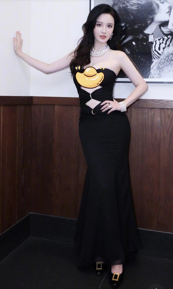 女明星张萌看秀造型引争议黑色抹胸裙太性感网友是裙子小了
