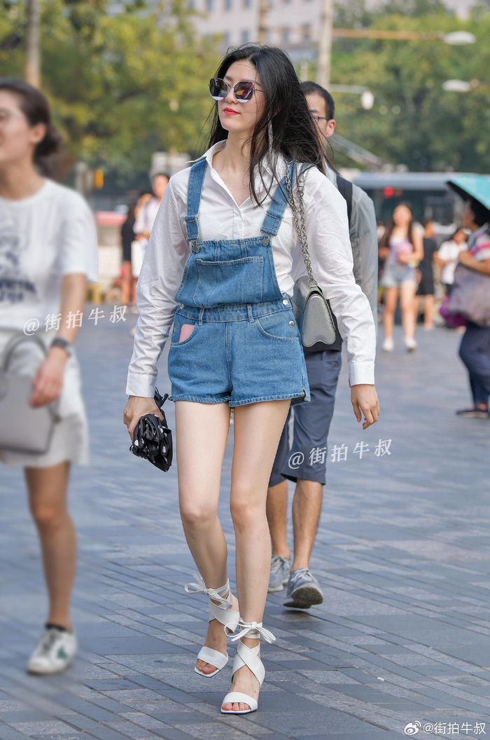 美女穿着可爱漂亮的背带裤出街