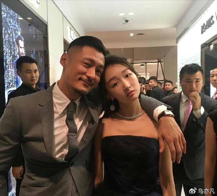 揭开了"三金影后"周冬雨混乱情史|周冬雨|曾志伟|两人_新浪新闻