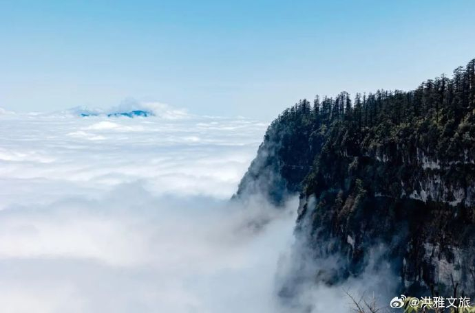 瓦屋山的春季云海景观最是让人迷醉