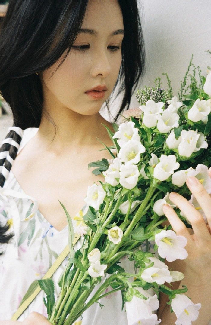 来和漂亮小嘟过夏天啦～陈都灵吊带裙西瓜照好有夏日女友氛围感