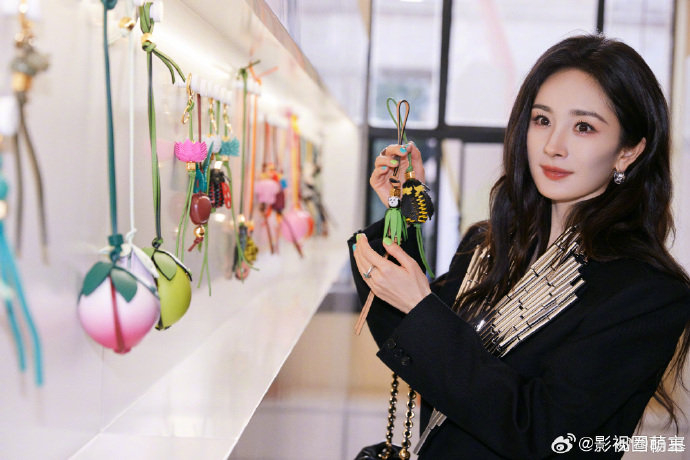 杨幂晒美甲好清新的配色春日多巴胺色美甲get真的很想要同款了