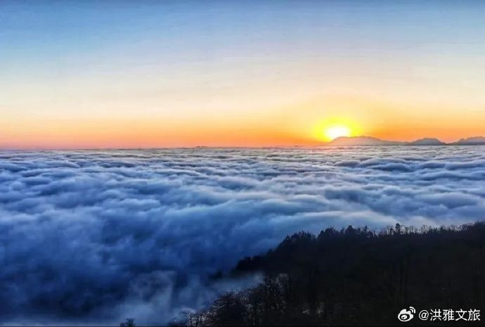 瓦屋山的春季云海景观最是让人迷醉