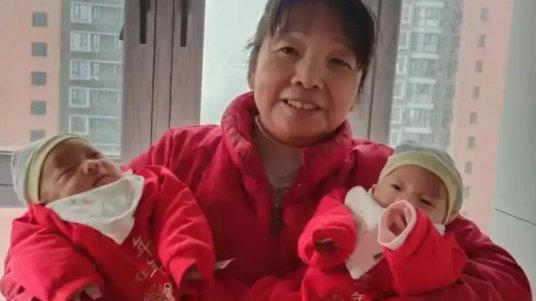 为何奶奶带孙，不需要给钱，姥姥却提倡给钱？答案令人唏嘘