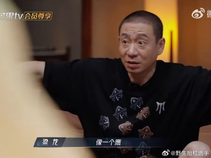 披荆斩棘就是一个巨大的汉语桥,梁龙让向佐英文翻译给雅,雅再翻译给黑