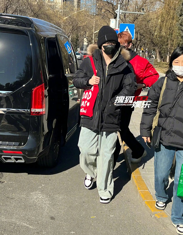 白敬亭春晚彩排路透来啦～一身休闲穿搭帅气有型!