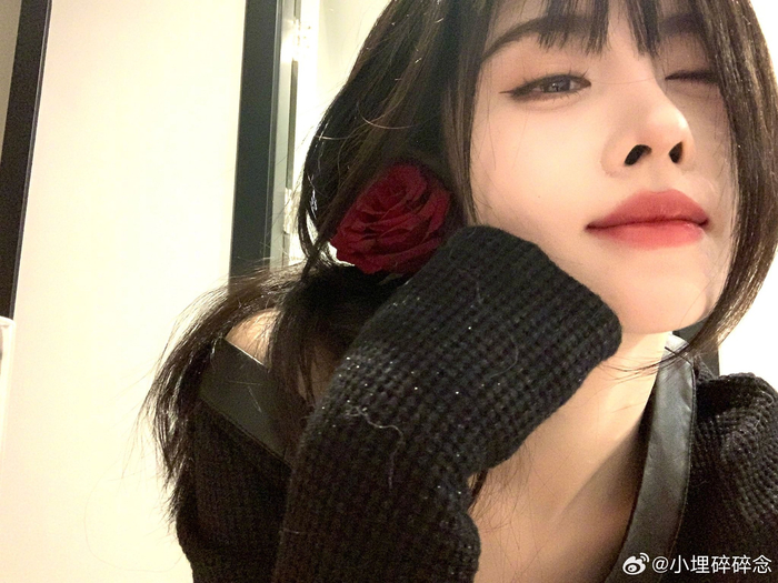 小鞠的每次妆造都很出圈,今天好像一支酷酷的玫瑰