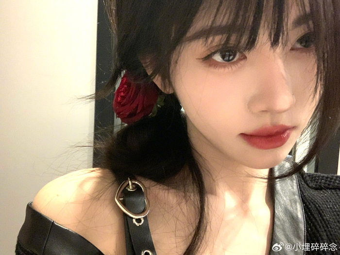 小鞠的每次妆造都很出圈,今天好像一支酷酷的玫瑰