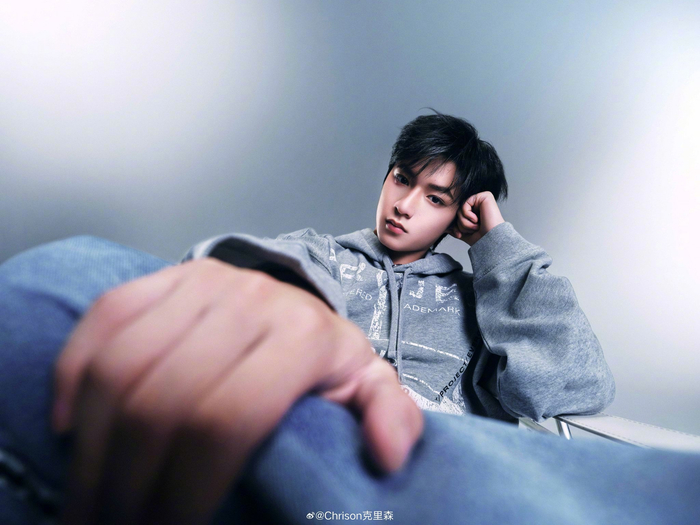 刘耀文┊ 卫衣搭配牛仔裤的简约造型,用tiffany 珠宝点缀