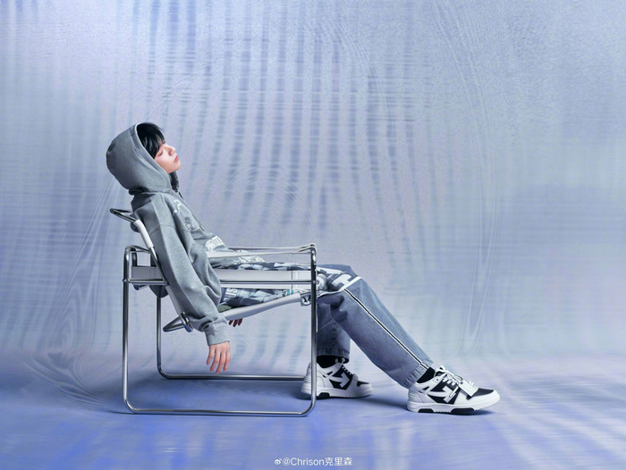 刘耀文┊ 卫衣搭配牛仔裤的简约造型,用tiffany 珠宝点缀