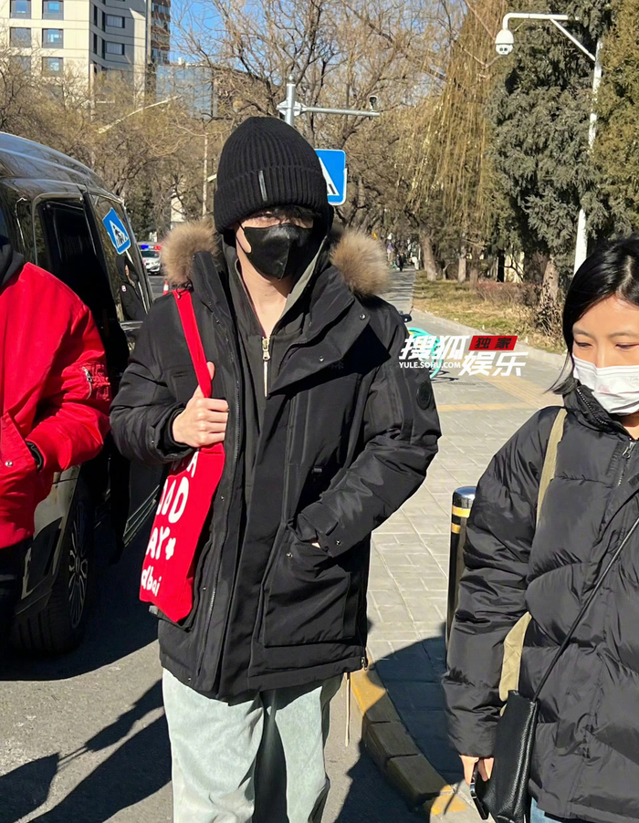 白敬亭春晚彩排路透来啦～一身休闲穿搭帅气有型!