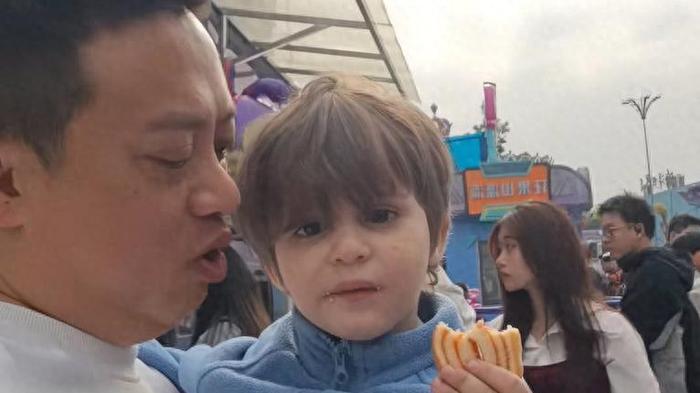 “爸爸力”无国界！语言不通大叔捡到外国萌娃，一个动作网友乐了