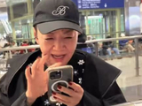 宋丹丹看到两个孙子接机，高兴坏了笑得合不拢嘴，两个孙子随她姓