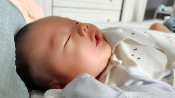 2个孩子，同样吃母乳，为何体重差距那么大？医生说出实话