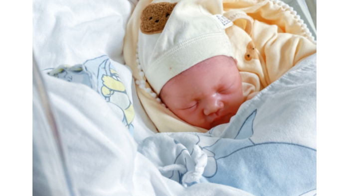 “哭了就喂奶”月嫂的一句话被群嘲，有点荒谬