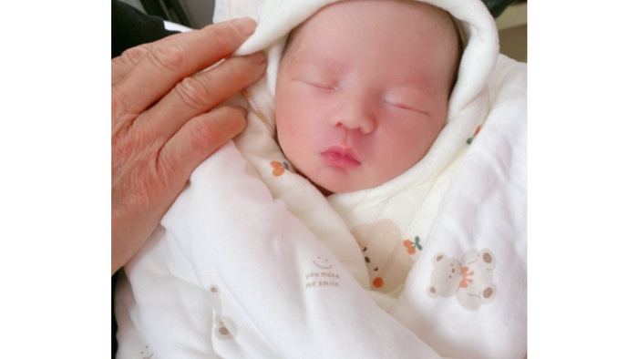 婴儿“多抱好”还是“不抱好”？对比后，差异很明显