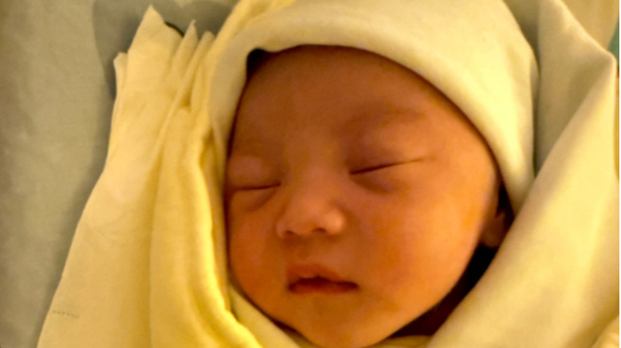 儿科医生建议：满月多带娃做4件事，大脑发育一天比一天好