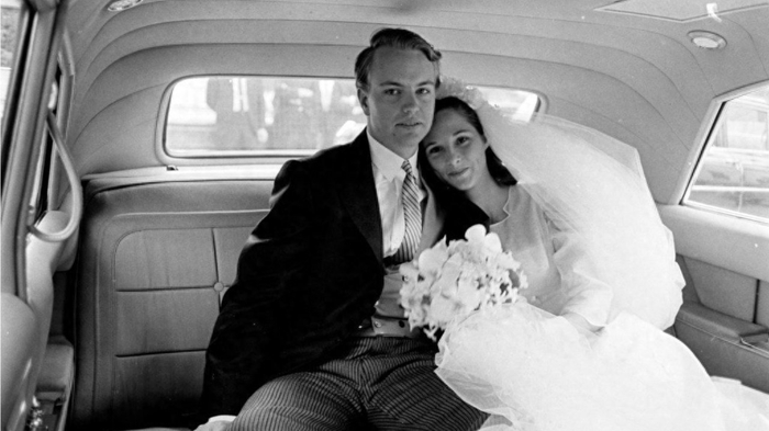 美国豪门千金婚前被诱改协议，自掏腰包买别墅，丈夫出轨后翻脸