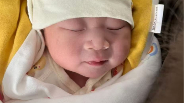 月子里，宝宝若有这3个表现，也是典型“聪明相”