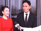 章子怡正儿八经回答记者采访，刘烨一旁努力憋笑