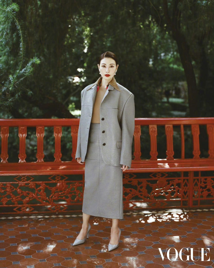 李嘉欣 x 中国香港版《vogue》10月刊封面__财经头条