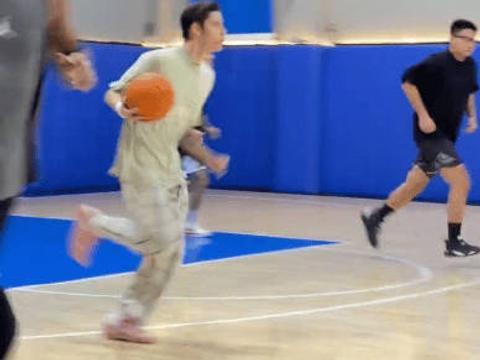 一群人在一起为了一件小事发疯庆祝的样子也太有感染力了…