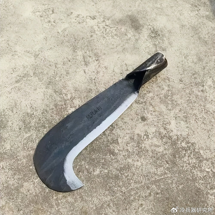 《水浒》里,林冲有枪矛为何还用其他兵器?这里面有混江湖的诀窍|水浒传|尖刀|短刀|腰刀|首级_新浪新闻