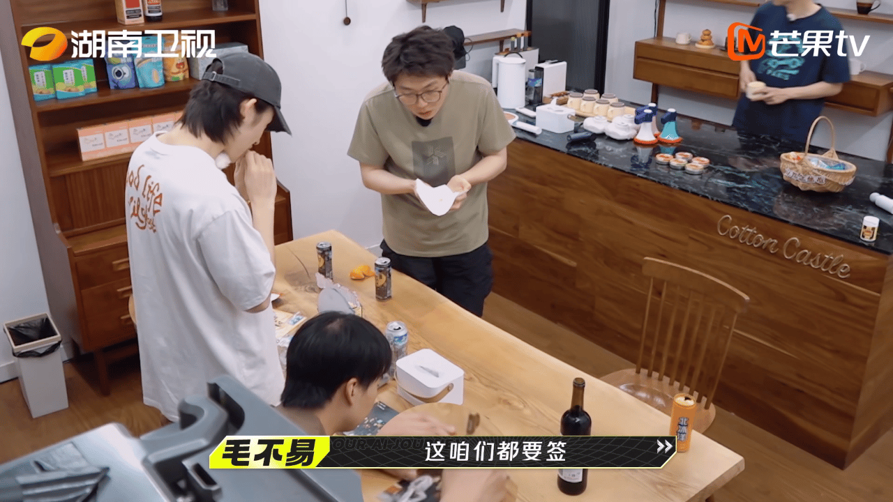 郭麒麟签名的样子好像在写作业啊 一本正经认认真真的样子 他对粉丝好