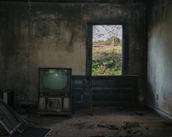 希望与失望废弃房屋外的美丽风景brendonburton